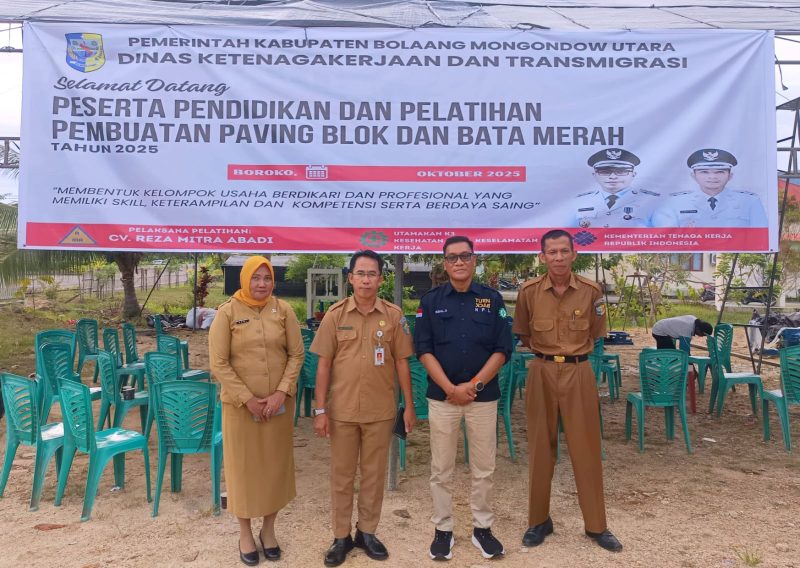 Kepala Dinas Nakertrans Boltara, Abdul Muis Suratinoyo bersama jajaran Sekretaris dan Kabid, dan Mitra kerja CV. Reza Mitra Abadi, Ikbal Arifin Djide