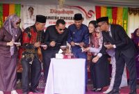 Wakil Bupati Boltara, Moh. Aditya Pontoh bersama Sekretaris TP-PKK Kabupaten, Ny. Moy Olivia Pontoh Mamonto, dan Wakil Ketua DPRD Boltara, Saiful Ambarak, Anggota DPRD Salim Bin Abdullah, Anggota DPRD Dewi Mondo beserta Camat Pinogaluman Sarwan Abidin dan Istri saat meniup lilin dan pemotongan kue HUT Kecamatan Pinogaluman ke-23