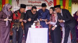 Wakil Bupati Boltara, Moh. Aditya Pontoh bersama Sekretaris TP-PKK Kabupaten, Ny. Moy Olivia Pontoh Mamonto, dan Wakil Ketua DPRD Boltara, Saiful Ambarak, Anggota DPRD Salim Bin Abdullah, Anggota DPRD Dewi Mondo beserta Camat Pinogaluman Sarwan Abidin dan Istri saat meniup lilin dan pemotongan kue HUT Kecamatan Pinogaluman ke-23