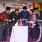 Wakil Bupati Boltara, Moh. Aditya Pontoh bersama Sekretaris TP-PKK Kabupaten, Ny. Moy Olivia Pontoh Mamonto, dan Wakil Ketua DPRD Boltara, Saiful Ambarak, Anggota DPRD Salim Bin Abdullah, Anggota DPRD Dewi Mondo beserta Camat Pinogaluman Sarwan Abidin dan Istri saat meniup lilin dan pemotongan kue HUT Kecamatan Pinogaluman ke-23