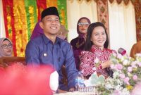 Wakil Bupati Boltara, Moh. Aditya Pontoh bersama Sekretaris TP-PKK Kabupaten, Ny. Moy Olivia Pontoh Mamonto pada perayaan HUT Kecamatan Pinogaluman ke-23