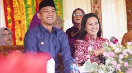 Wakil Bupati Boltara, Moh. Aditya Pontoh bersama Sekretaris TP-PKK Kabupaten, Ny. Moy Olivia Pontoh Mamonto pada perayaan HUT Kecamatan Pinogaluman ke-23