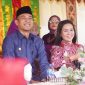 Wakil Bupati Boltara, Moh. Aditya Pontoh bersama Sekretaris TP-PKK Kabupaten, Ny. Moy Olivia Pontoh Mamonto pada perayaan HUT Kecamatan Pinogaluman ke-23