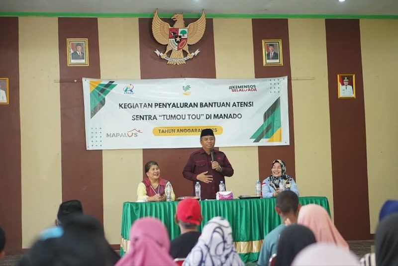 Asisten Bidang Administrasi Umum Setda, Dr. Abdul Nazarudin Maloho, bersama Kepala Sentra “Tumou Tou” Manado, Dra. Meerada Saryati Aryani, dan Kepala Dinas Sosial. 