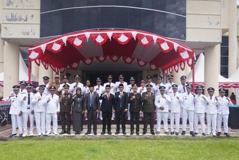 Bupati Boltara, Dr. Sirajudin Lasena, Wakil Bupati, Moh. Aditya Pontoh, Sekda Jusnan Mokoginta, bersama kepala desa (sangadi) yang hadir pada upacara peringatan hari pahlawan nasional