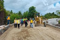 Bupati Boltara, Dr. Sirajudin Lasena didampingi segenap jajaran forkopimda dan pelaksana proyek, meninjau secara langsung progres terhadap proyek peningkatan jalan ruas Tombulang Pantai–Tuntulow Utara di Kecamatan Pinogaluman.