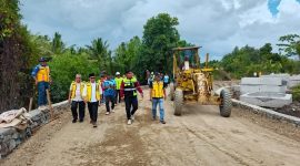 Bupati Boltara, Dr. Sirajudin Lasena didampingi segenap jajaran forkopimda dan pelaksana proyek, meninjau secara langsung progres terhadap proyek peningkatan jalan ruas Tombulang Pantai–Tuntulow Utara di Kecamatan Pinogaluman.