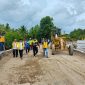 Bupati Boltara, Dr. Sirajudin Lasena didampingi segenap jajaran forkopimda dan pelaksana proyek, meninjau secara langsung progres terhadap proyek peningkatan jalan ruas Tombulang Pantai–Tuntulow Utara di Kecamatan Pinogaluman.