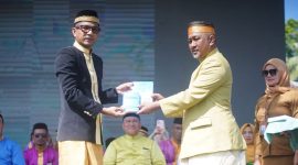 Wakil Bupati Boltara, Moh. Aditya Pontoh menyerahkan buku “Jalur Rempah di Bolaang Mongondow Utara”, serta Kamus Dwibahasa Indonesia–Kaidipang Bolangitang dan Indonesia–Bintauna, kepada kepada Kepala Dinas Pendidikan dan Kebudayaan Boltara, Fadli Tadjuddin Usup