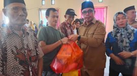 Bupati Boltara, Dr. Sirajudin Lasena saat menyerahkan bantuan sosial pada penyandang disabilitas, lansia dan anak yatim piatu