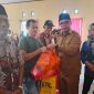 Bupati Boltara, Dr. Sirajudin Lasena saat menyerahkan bantuan sosial pada penyandang disabilitas, lansia dan anak yatim piatu