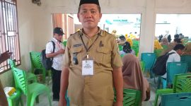 Sangadi (Kepala Desa) Huntuk, Oldy F. Kumolontang saat mengikuti Sosialisasi Data Tunggal Sosial dan Ekonomi Nasional (DTSEN) yang digelar di RM Coconut Beach, kawasan Pantai Batu Pinagut