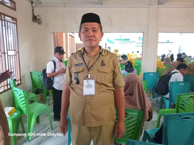 Sangadi (Kepala Desa) Huntuk, Oldy F. Kumolontang saat mengikuti Sosialisasi Data Tunggal Sosial dan Ekonomi Nasional (DTSEN) yang digelar di RM Coconut Beach, kawasan Pantai Batu Pinagut