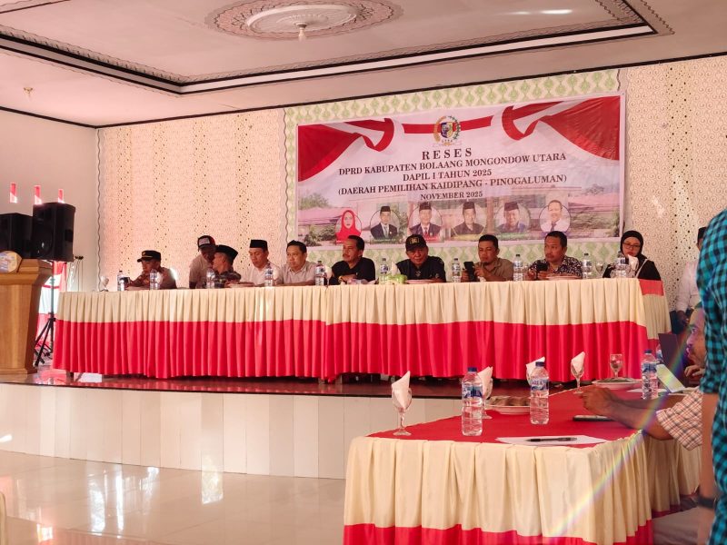 Anggota DPRD Boltara Dapil I, dan pemateri di reses yang meliputi Kecamatan Kaidipang dan Kecamatan Pinogaluman, melaksanakan kegiatan Reses Tahun 2025 di Balai Pertemuan Umum BUMDES Desa Tombulang Pantai, Kecamatan Pinogaluman