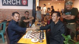 Sekda dan Wakil Ketua DPRD Boltara bertanding pada laga pembuka turnamen yang digelar oleh Percasi dalam rangka merayakan HUT Korpri