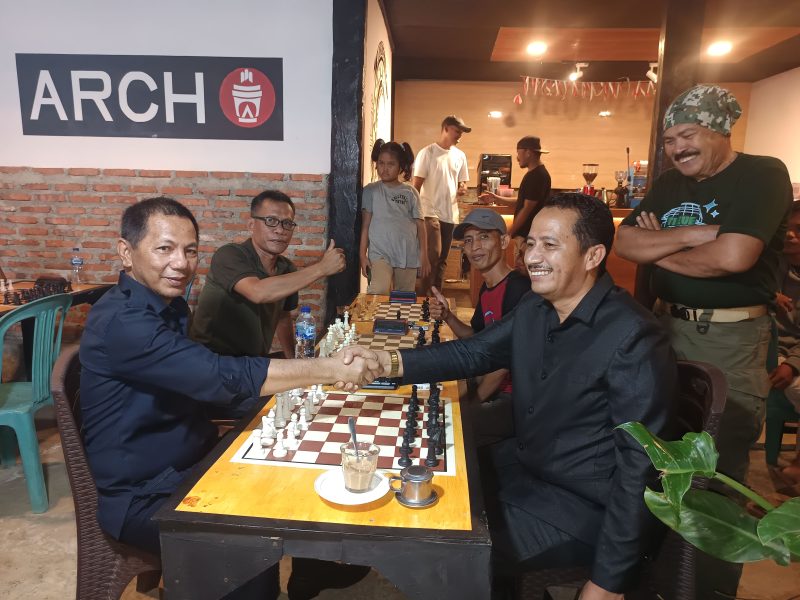 Sekda dan Wakil Ketua DPRD Boltara bertanding pada laga pembuka turnamen yang digelar oleh Percasi dalam rangka merayakan HUT Korpri