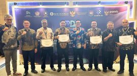 Piagam penghargaan diterima langsung oleh perwakilan TP2DD Boltara, Bidang Pendapatan Firman Hapily, SE (paling kanan) 