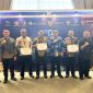 Piagam penghargaan diterima langsung oleh perwakilan TP2DD Boltara, Bidang Pendapatan Firman Hapily, SE (paling kanan) 