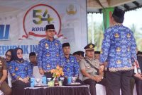 Bupati Boltara Dr. Sirajudin Lasena menerima laporan dimulainya proses upacara memperingati HUT Korpri ke-54, yang dipusatkan di lapangan kembar boroko. 