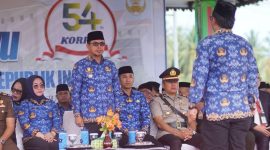 Bupati Boltara Dr. Sirajudin Lasena menerima laporan dimulainya proses upacara memperingati HUT Korpri ke-54, yang dipusatkan di lapangan kembar boroko. 