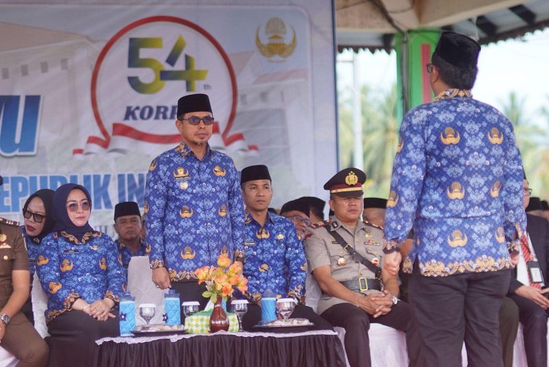 Bupati Boltara Dr. Sirajudin Lasena menerima laporan dimulainya proses upacara memperingati HUT Korpri ke-54, yang dipusatkan di lapangan kembar boroko. 