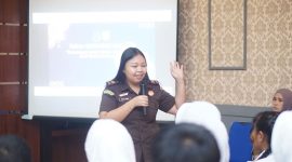 Pelaksana Tugas Kepala Seksi Intelijen, Feicy Filisia Ansow, memberikan materi kepada seluruh peserta pengukuhan duta anti kekerasan perempuan dan anak.