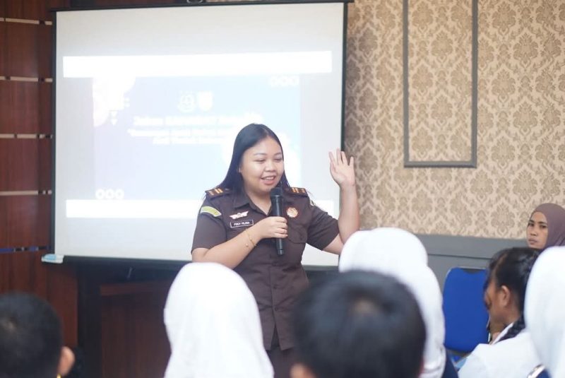 Pelaksana Tugas Kepala Seksi Intelijen, Feicy Filisia Ansow, memberikan materi kepada seluruh peserta pengukuhan duta anti kekerasan perempuan dan anak.