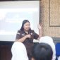 Pelaksana Tugas Kepala Seksi Intelijen, Feicy Filisia Ansow, memberikan materi kepada seluruh peserta pengukuhan duta anti kekerasan perempuan dan anak.