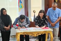 Bupati Boltara, Dr. Sirajudin Lasena dan Kepala BPJS Kesehatan Boltara, Maria Meidy Lumi teken Perjanjian Kerja Sama (PKS). 