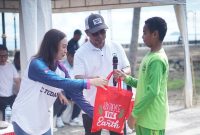 Bupati Boltara, Dr. Sirajudin Lasena bersama Kepala BPJS Boltara, Maria Meidy Lumi menyerahkan doorprize kepada para siswa. 