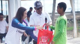 Bupati Boltara, Dr. Sirajudin Lasena bersama Kepala BPJS Boltara, Maria Meidy Lumi menyerahkan doorprize kepada para siswa. 