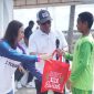Bupati Boltara, Dr. Sirajudin Lasena bersama Kepala BPJS Boltara, Maria Meidy Lumi menyerahkan doorprize kepada para siswa. 