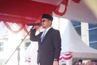 Bupati Boltara, Dr. Sirajudin Lasena saat menjadi Irup pada Peringatan Hari Ibu (HI) ke-97 yang dirangkaikan dengan Hari Bela Negara (HBN) ke-77 tingkat Kabupaten Boltara. Upacara berlangsung khidmat di halaman Kantor Bupati Boltara