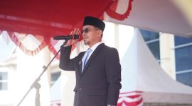 Bupati Boltara, Dr. Sirajudin Lasena saat menjadi Irup pada Peringatan Hari Ibu (HI) ke-97 yang dirangkaikan dengan Hari Bela Negara (HBN) ke-77 tingkat Kabupaten Boltara. Upacara berlangsung khidmat di halaman Kantor Bupati Boltara
