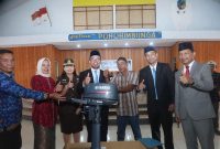 SJL-MAP menyerahkan secara simbolis mesin tempel 4 PK sebanyak 16 unit kepada penerima manfaat dan didampingi oleh Sekda, Plt. Kastel Kejari Boltara. 