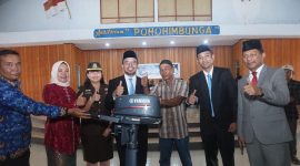 SJL-MAP menyerahkan secara simbolis mesin tempel 4 PK sebanyak 16 unit kepada penerima manfaat dan didampingi oleh Sekda, Plt. Kastel Kejari Boltara. 
