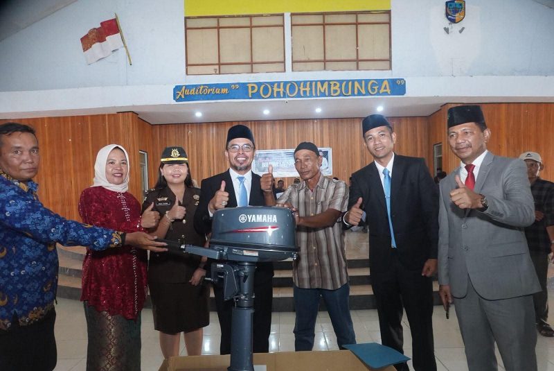 SJL-MAP menyerahkan secara simbolis mesin tempel 4 PK sebanyak 16 unit kepada penerima manfaat dan didampingi oleh Sekda, Plt. Kastel Kejari Boltara. 