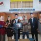 SJL-MAP menyerahkan secara simbolis mesin tempel 4 PK sebanyak 16 unit kepada penerima manfaat dan didampingi oleh Sekda, Plt. Kastel Kejari Boltara. 