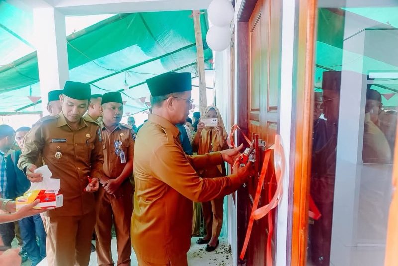 Bupati Boltara, Dr. Sirajudin Lasena didampingi oleh Wakil Bupati Boltara, Moh. Aditya Pontoh meresmikan Gedung Posyandu Melati Desa Talaga, Kecamatan Bolangitang Barat. 