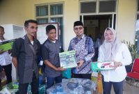 Bupati Boltara, Dr. Sirajudin Lasena didampingi oleh Kepala Dinas Sosial Boltara menyerahkan bantuan KUBE perbengkelan pada penerima manfaat