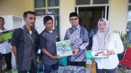 Bupati Boltara, Dr. Sirajudin Lasena didampingi oleh Kepala Dinas Sosial Boltara menyerahkan bantuan KUBE perbengkelan pada penerima manfaat
