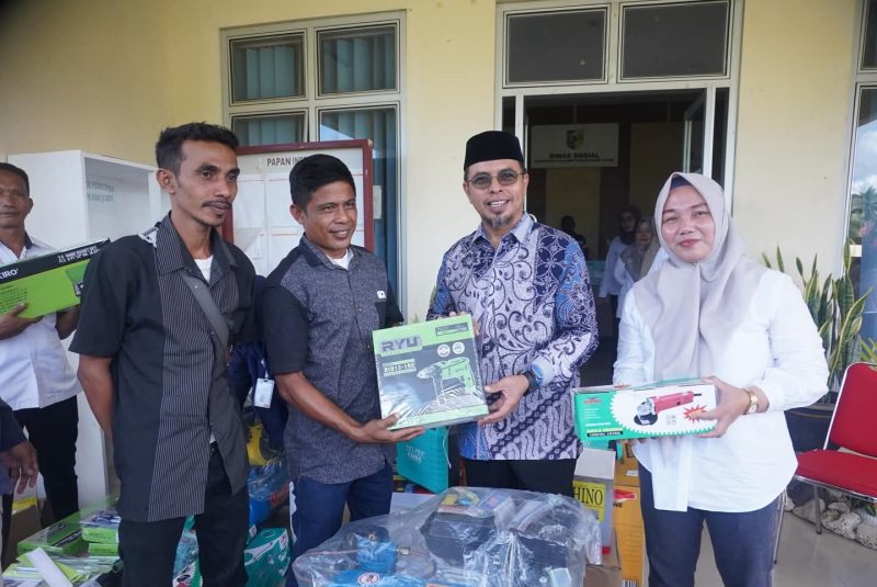 Bupati Boltara, Dr. Sirajudin Lasena didampingi oleh Kepala Dinas Sosial Boltara menyerahkan bantuan KUBE perbengkelan pada penerima manfaat