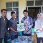 Bupati Boltara, Dr. Sirajudin Lasena didampingi oleh Kepala Dinas Sosial Boltara menyerahkan bantuan KUBE perbengkelan pada penerima manfaat