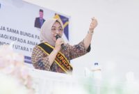 Ketua TP-PKK Boltara, Ening Sutrisni Lasena Adam, memberikan materi pada kegiatan Evaluasi Bunda PAUD Desa serta Kerja Sama Bunda PAUD dengan Pengusaha untuk Berbagi dan Peduli pada Anak Usia Dini se-Kabupaten