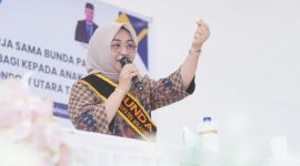 Ketua TP-PKK Boltara, Ening Sutrisni Lasena Adam, memberikan materi pada kegiatan Evaluasi Bunda PAUD Desa serta Kerja Sama Bunda PAUD dengan Pengusaha untuk Berbagi dan Peduli pada Anak Usia Dini se-Kabupaten