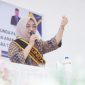 Ketua TP-PKK Boltara, Ening Sutrisni Lasena Adam, memberikan materi pada kegiatan Evaluasi Bunda PAUD Desa serta Kerja Sama Bunda PAUD dengan Pengusaha untuk Berbagi dan Peduli pada Anak Usia Dini se-Kabupaten