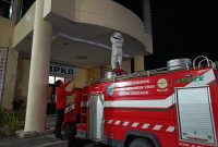 Personil Damkar Boltara memusnahkan sarang tawon vespa yang berada di area BPKPD Boltara setelah menerima laporan warga