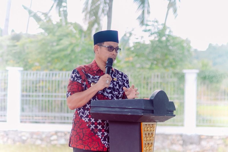 Bupati Boltara, Dr. Sirajudin Lasena menyambut kedatangan segenap perwakilan kementerian kesehatan dan secara resmi memulai demolish RSUD Boltara