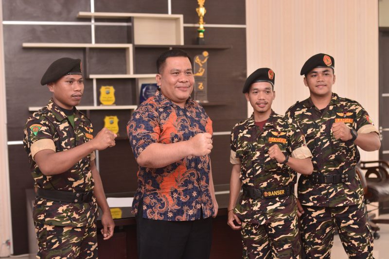 Kapolres Boltara, AKBP Juleigtin Siahaan, bersama Kasatkorcab Banser Boltara, Faiz Tunggil beserta anggota. 