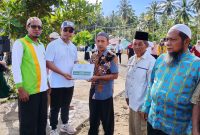 Bupati Boltara, Dr. Sirajudin Lasena didampingi Ketua Baznas Boltara, Iswan Syaban menyerahkan bantuan Rumah Layak Huni BAZNAS (RLHB) kepada masyarakat penerima manfaat. 